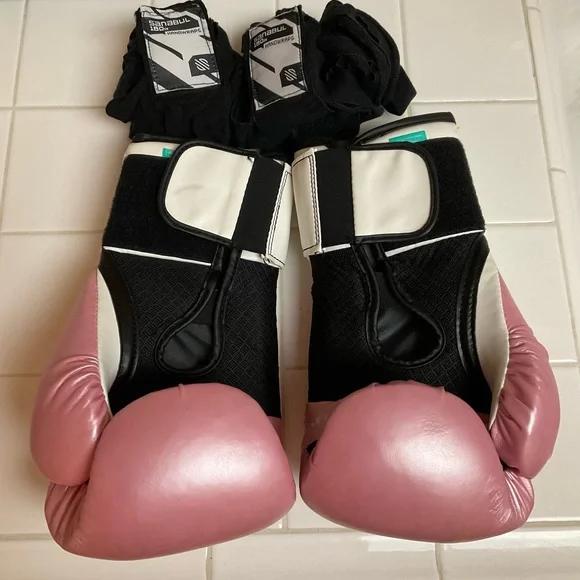 WOMEN’S EVERLAST PINK WHITE BOXING GLOVES WITH SANABUL 180” HANDWRAPS - Picture 2 of 5
